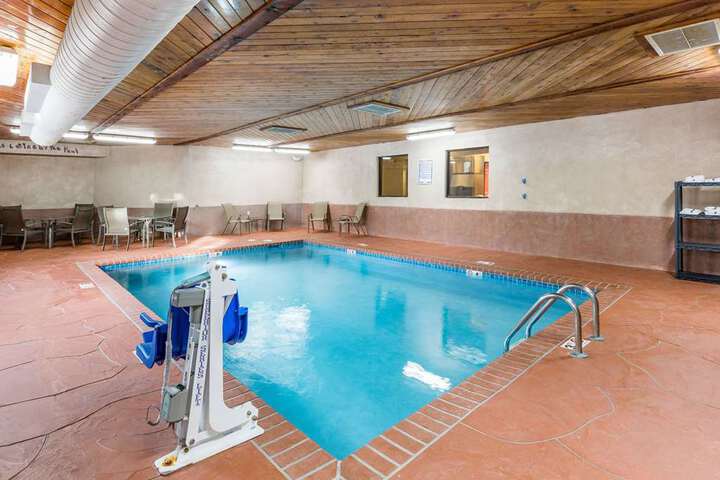 Super 8 by Wyndham Urbandale / Des Moines Area