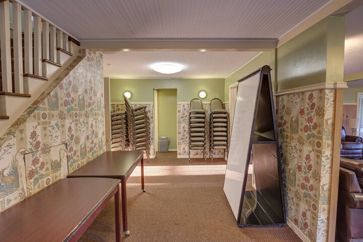 Room 160 of 187