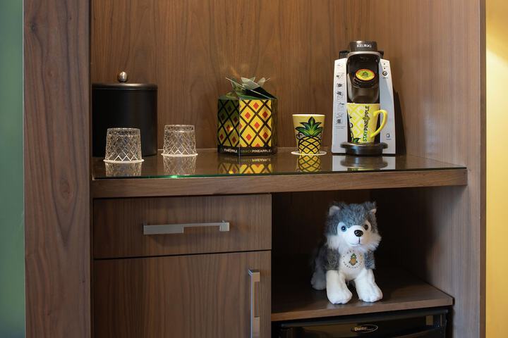 Staypineapple Hotel Rose, Downtown Portland