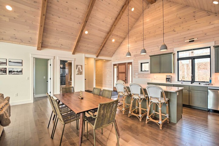 Secluded Kingfield Abode w / Idyllic Mtn Views