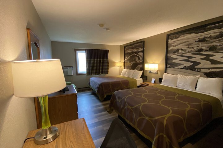 Super 8 by Wyndham Green Bay Near Stadium