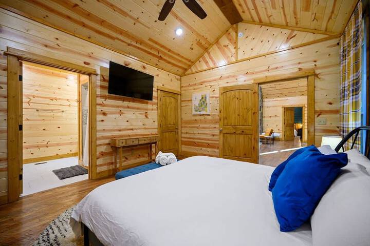 Massive Hochatown Lodge w spa Basketball More