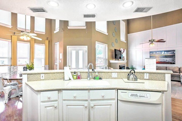 Beautiful Montgomery Home w / Lakefront Deck!