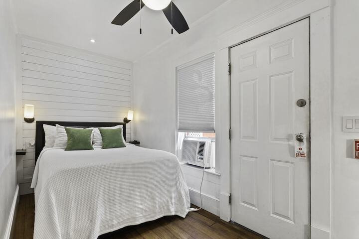 Room 27 of 70