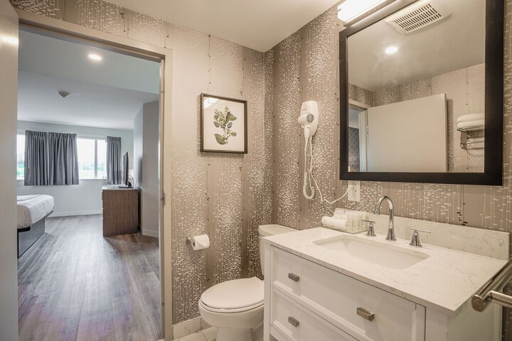 Monte Carlo Inn Oakville Suites