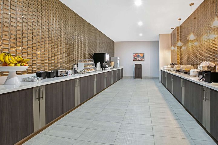 La Quinta Inn & Suites by Wyndham DFW Airport West-Glade
