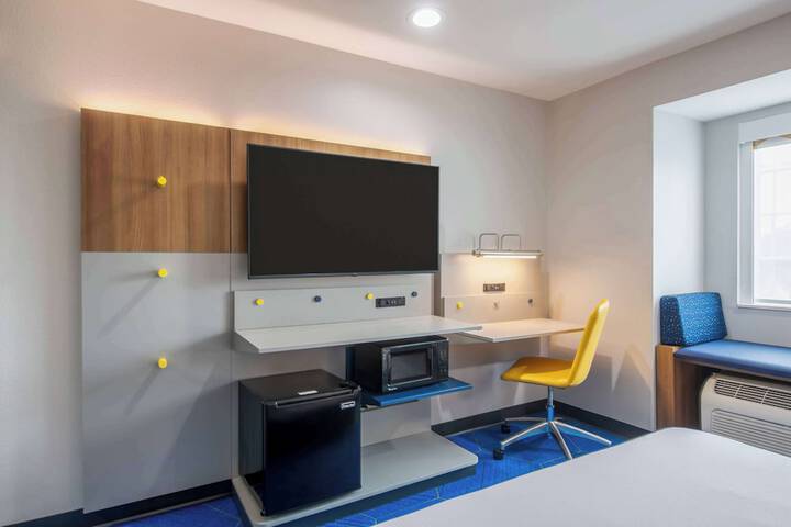 Room 17 of 33