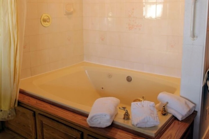 Hot Tub 60 of 63
