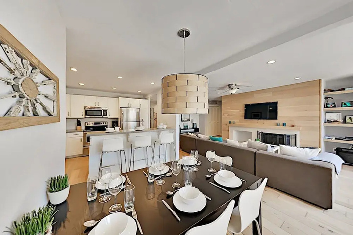 Immaculate Beach W / Pool Hot Tub & Balconies 2 Bedroom Condo