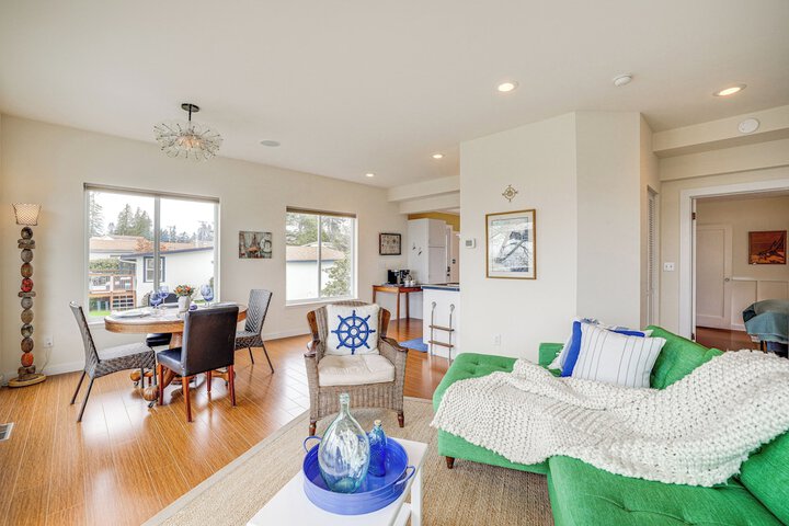 Beautiful Birch Bay Retreat w / Deck & Fire Pit!