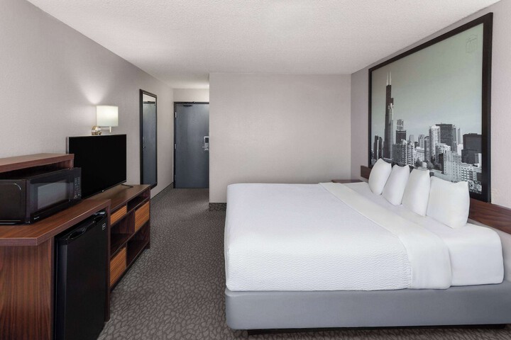Super 8 by Wyndham Romeoville Bolingbrook