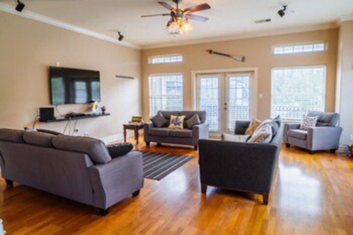 Spacious Kemah Boardwalk Townhome VR