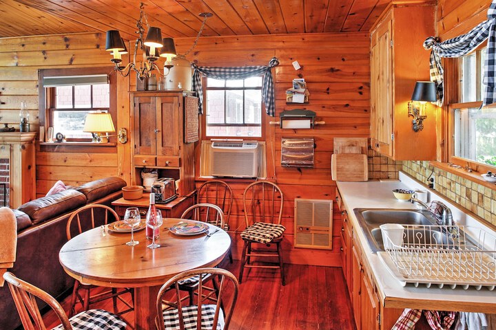 Newport Cabin w / Lakefront Private Porch & Grill!