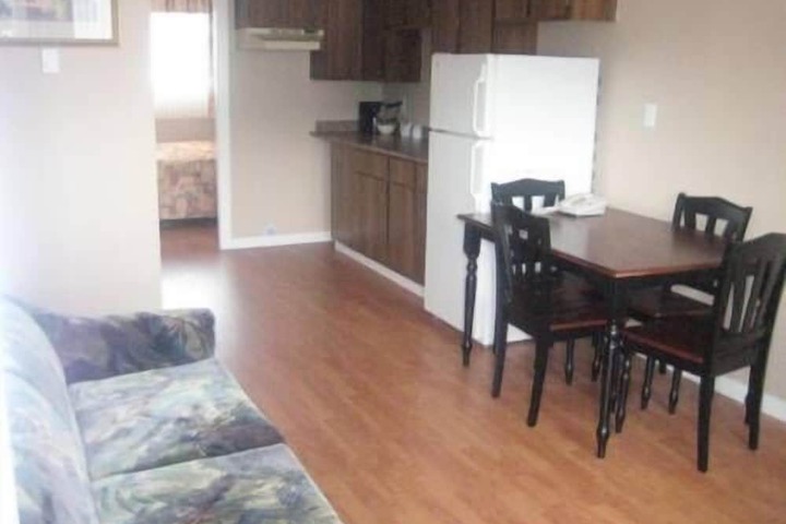 Room 6 of 10