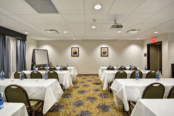 Hampton Inn & Suites Detroit / Warren