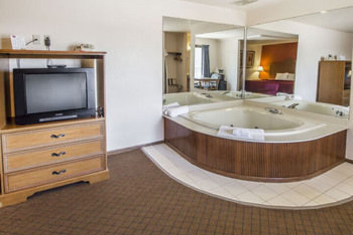 Econo Lodge Inn & Suites