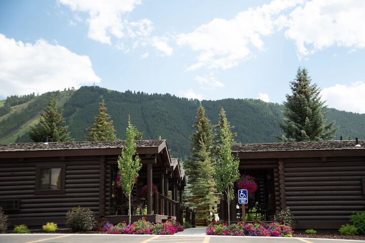 Elk Country Inn