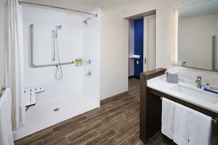 Room 10 of 26