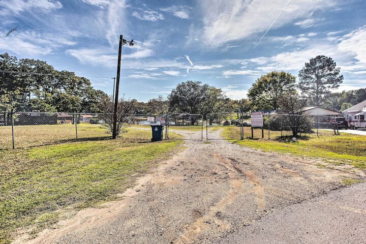 Walk to Cedar Creek Reservoir: Home w / Fire Pit!