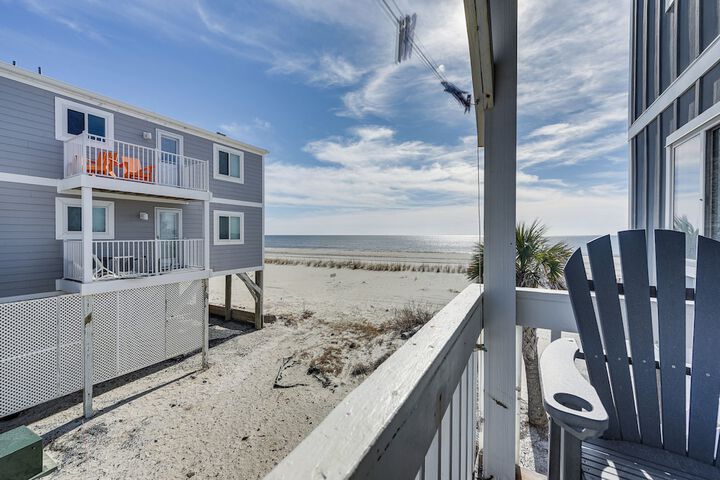 Ocean Isle Beach Condo w / Balcony: Steps to Shore!