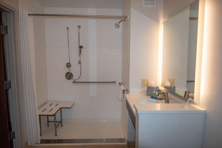 Holiday Inn Express & Suites Tonawanda - Buffalo Area by IHG