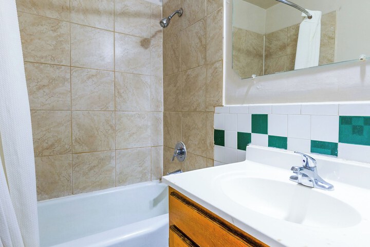 Manor Motel by OYO Near Oak Brook / Chicago Westchester