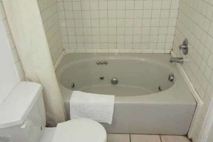 Hot Tub 17 of 20