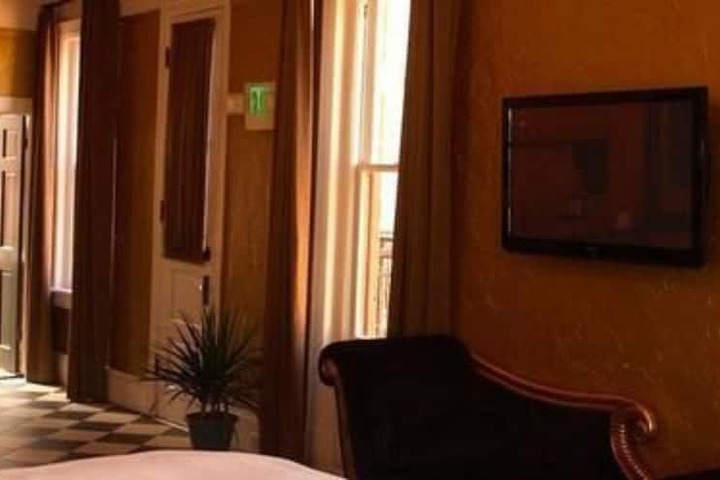 Room 25 of 102