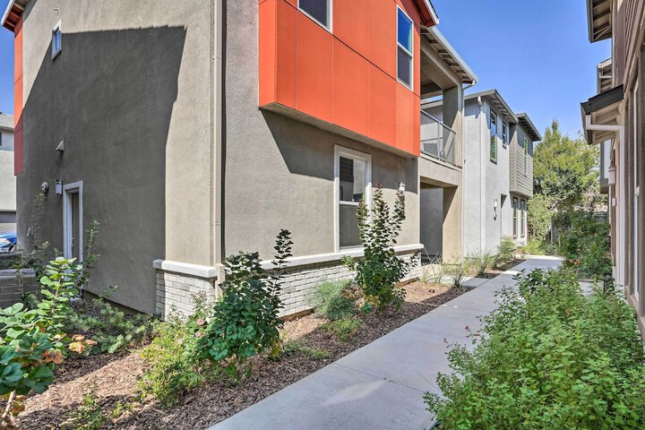 Pet-friendly Elk Grove Retreat w / Balcony!