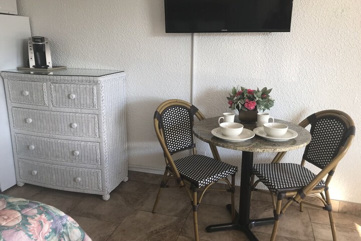 Room 27 of 40