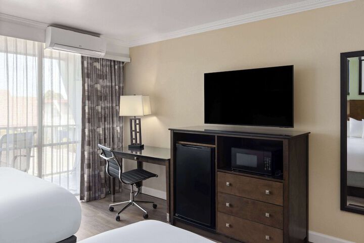 Travelodge by Wyndham Monterey Bay
