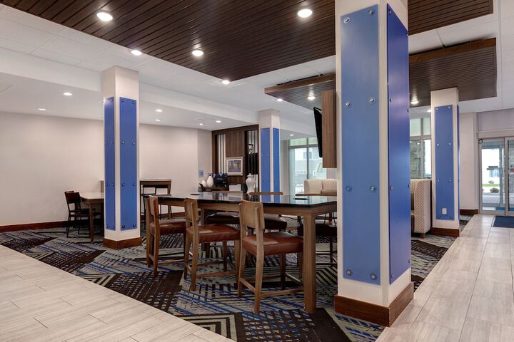 Holiday Inn Express & Suites Detroit Dearborn by IHG