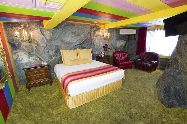 Room 102 of 461