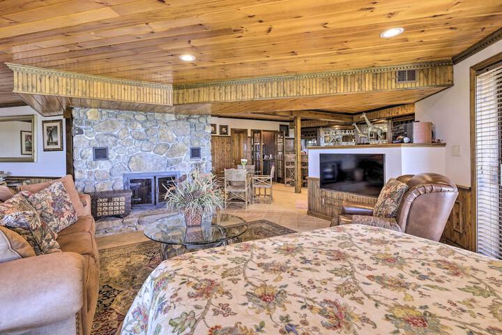 Cozy Studio: Indoor Hot Tub & Inground Pool Access