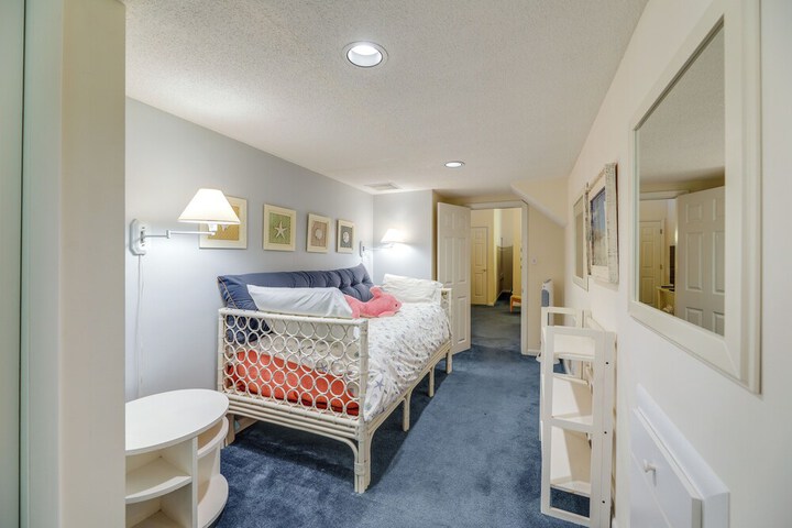 1 Mi to Beach: Sea Colony Condo w / Balcony!