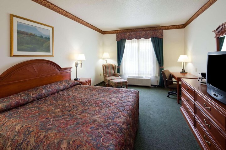 Room 13 of 28