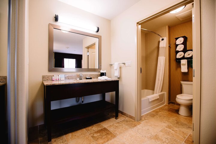 Hampton Inn & Suites Minot Airport