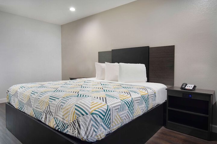 Room 16 of 28