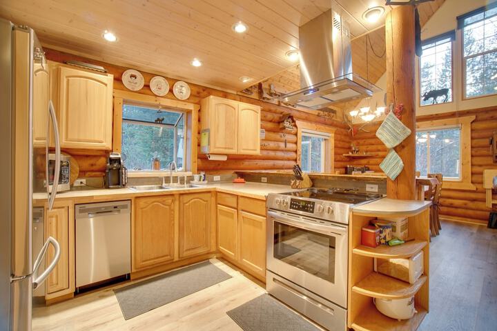 Donnelly Cabin w / Private Deck: Near Lake Cascade!