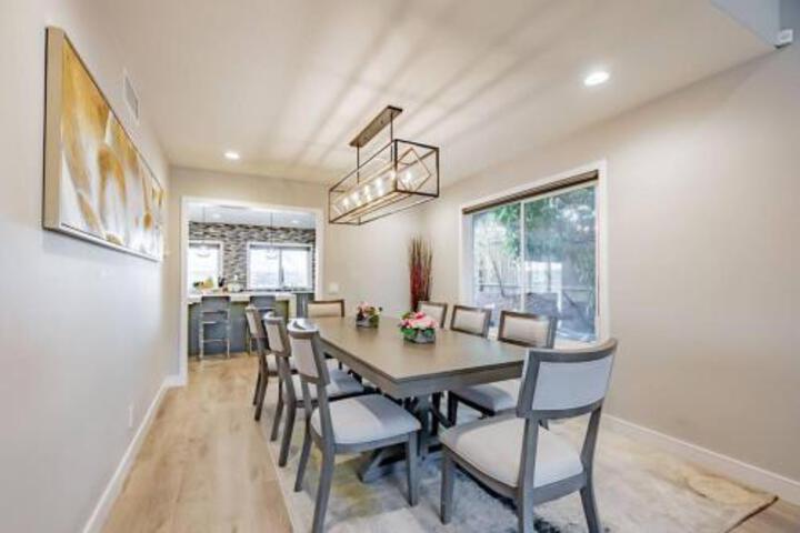 Luxurious 5B4B Home with Pool and View