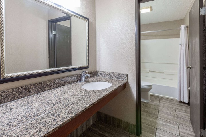 Super 8 by Wyndham Roseville / Detroit Area