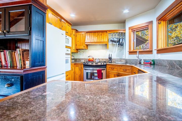Creekside on Quigley - 3BD Private Home on Trails + Hot Tub