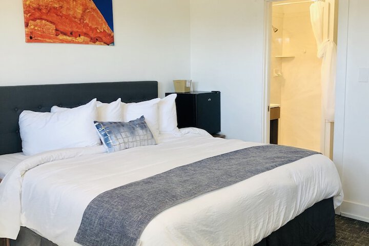 Blue Sage Inn & Suites