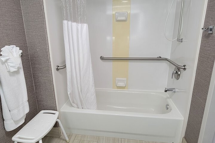 Room 10 of 28