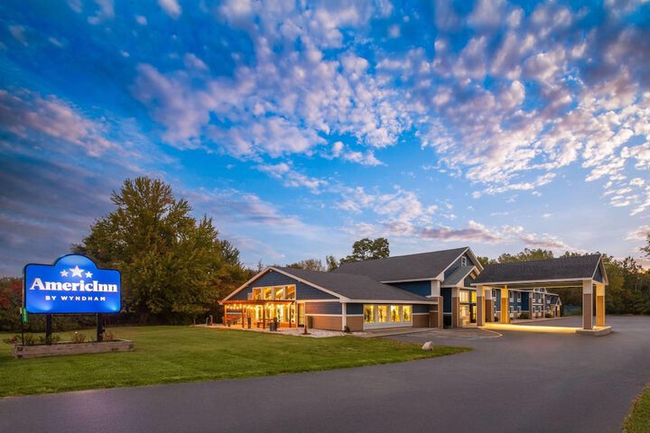 AmericInn by Wyndham Douglas / Saugatuck
