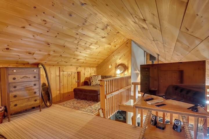Lakefront Rhinelander Cabin w / Dock & Fire Pit!
