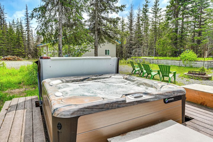 Roomy Log Cabin w / Hot Tub Walk to Kenai River!