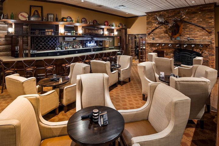 Lounge 47 of 50