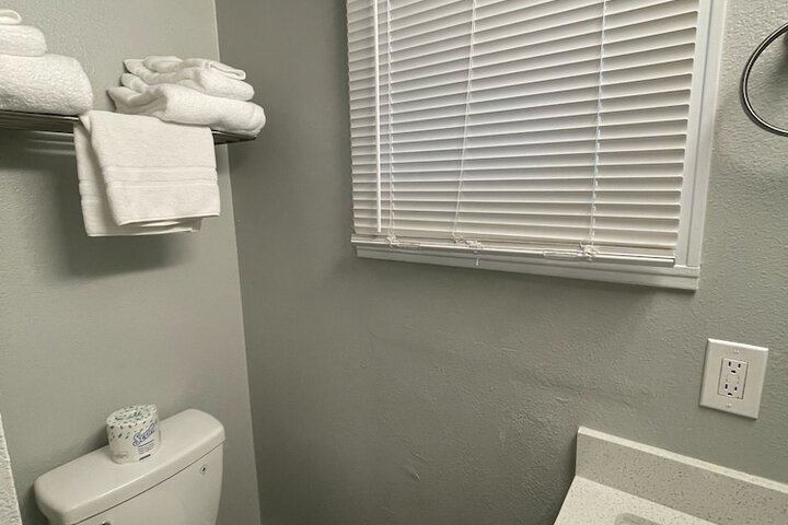 Tides Inn & Suites