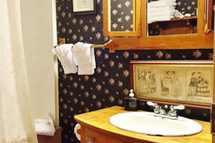 Inn at the Canal Bed & Breakfast